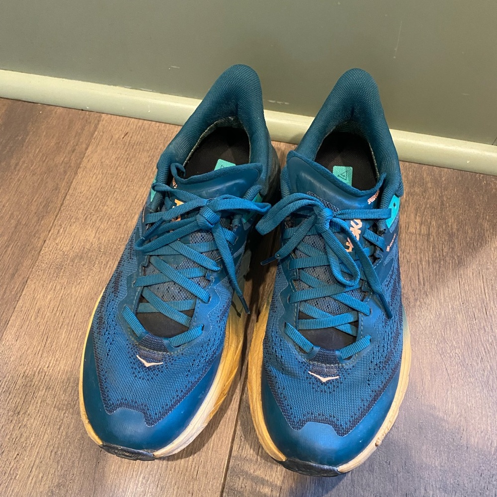 Women’s Hoka speedgoat 5 size 8